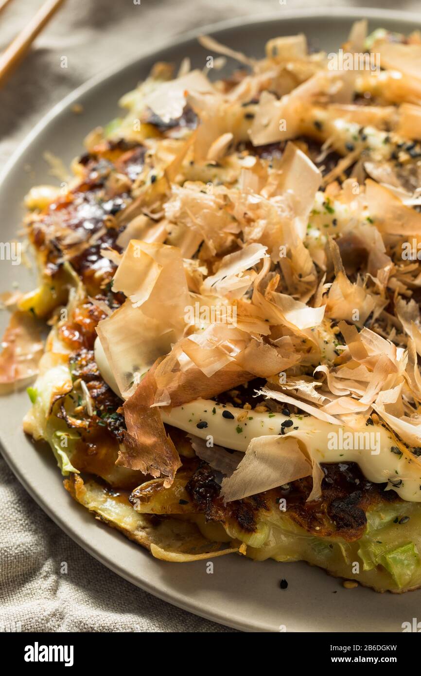 Hausgemachte Japaense Okonomiyaki Kohl-Pancake mit Mayo und Bonito Stockfoto