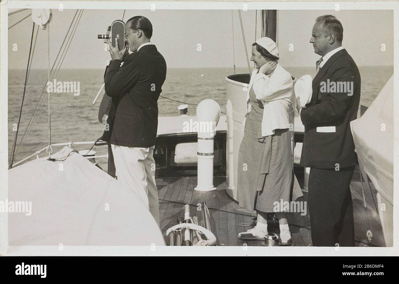 Besuch von Juliana, Königin der Niederlande und Prinz Bernhard von Lippe-Biesterfeld, der Fürstin, HR, Piet Hein Muiden, am 28. August 1937 Bezoek van Juliana, koningin der Nederlanden, en Bernhard van Lippe-Biesterfeld aan het prinsenjacht Hr. Frau 'Piet Hein' te Muiden op 28 augustus 1937 Objektart : Foto prentbriefkaart Objektnummer: RP-F-00-7529 Hersteller: Fotograaf: Anoniemfotoagentschap: Polygoon (vermeld op object)Plaats Herstellung: Nederland dating: 28-aug-1937 Physikalische Kenner: 91 Bilder: Fotografie: Fotografie: × Fotografie: Abmessungen: Fotografie: Fotografie: Material: Material: Material: Material Stockfoto