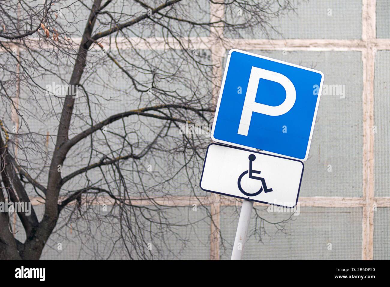 Behindertengerechter Parkplatz in Wohngegend Stockfoto