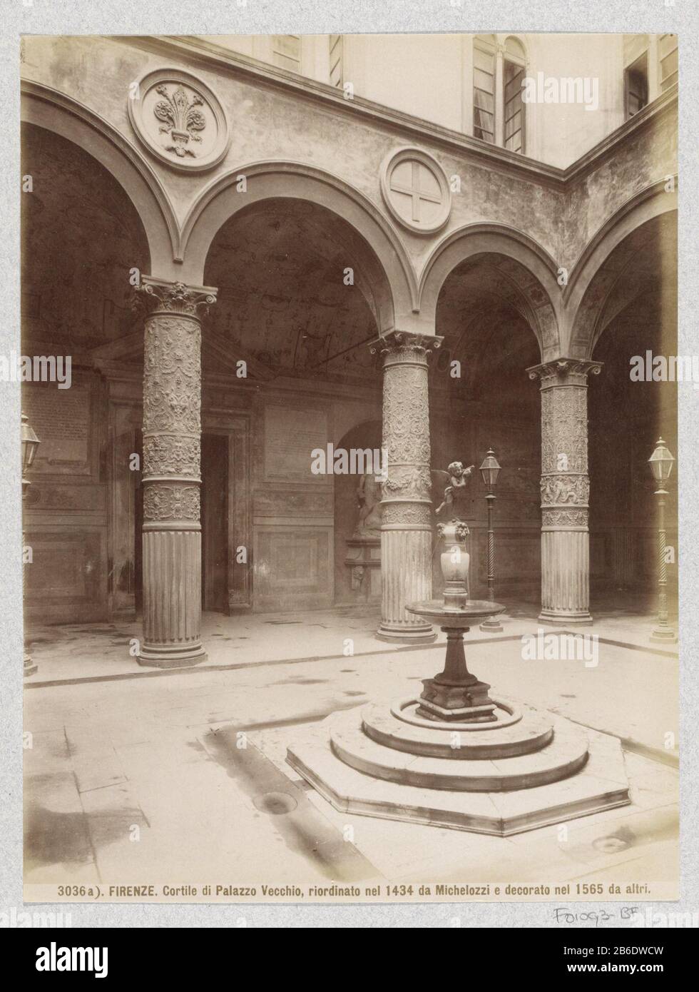 Binnenplaats van het Palazzo Vecchio in Florence Florence Innenhof des Palazzo Vecchio, 1434 von Michelozzo neu organisiert und 1565 von anderen (OP Titel-Objekt) Teil des Reisealbums mit Fotos, die von wo aus gesehen wurden: Bedingungen in Genua, Florenz und Venetië. Hersteller : Fotograf: BrogiPlaats Herstellung: Florence Datum: CA. 1870 - ca. 1890 Physikalische Merkmale: Albumindruckmaterial: Papierfotopapiertechnik: Albumindrucke Abmessungen: Foto: H 251 mm × W 190 mm Betreff: Innenhof des Palastes oder hôtel-Kolonnade Stockfoto