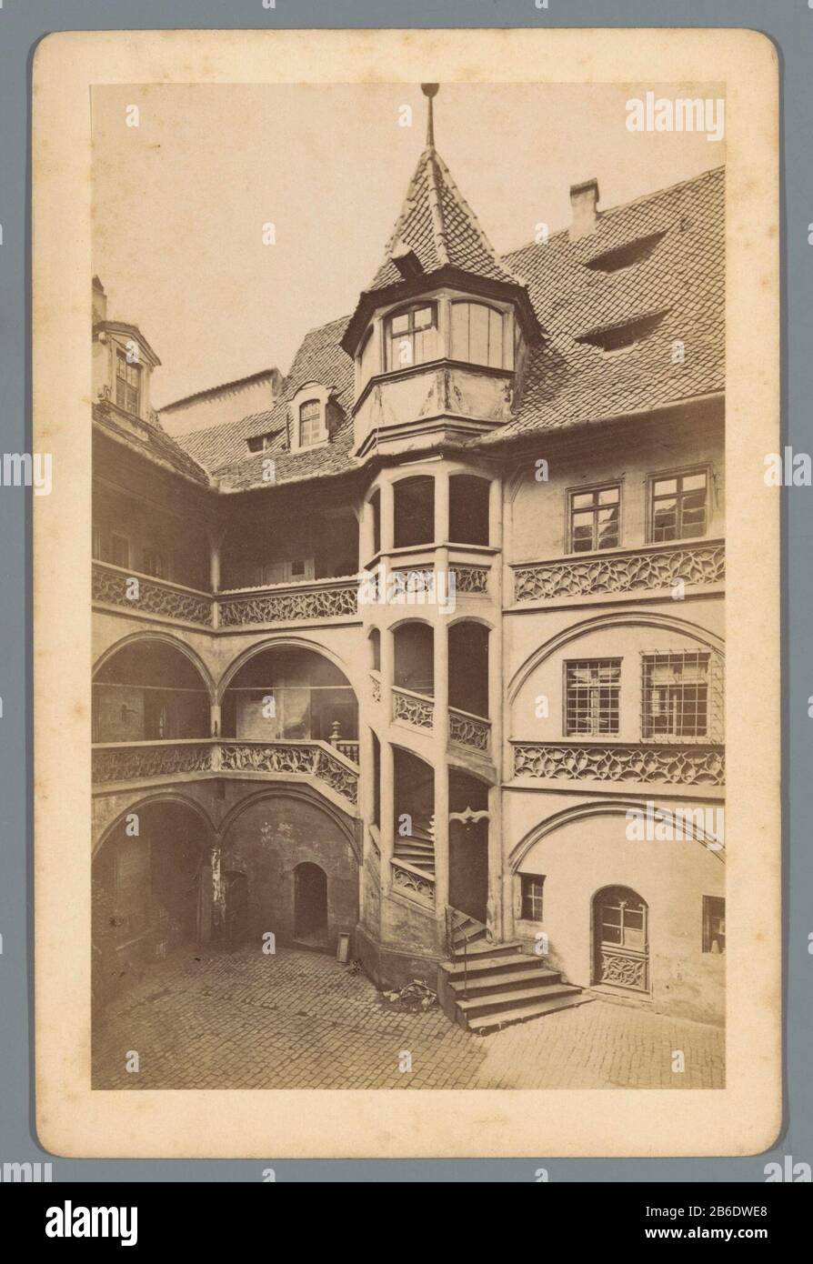 Innenhof des Krafftschen Hauses NeurenbergHof im Krafft'schen Hause (Titelobjekt) Nürnberg (Serientitel Objekt) Objekttyp: Regierungsbild Artikelnummer: RP-F20095 Aufschriften / Marken: Nummer, Verso, Stuck ' 22.' Hersteller: Fotograf: Anonymer Verleger: Friedrich Bruckmann (Listed Property) Ort Herstellung: Fotograf: Nürnberg: München Datum: Material: Papppapier Technik: Albumindrucke Abmessungen: Sekundäres Medium: H 171 mm × W 113 mm Betreff: Hof wo: Nürnberg Stockfoto
