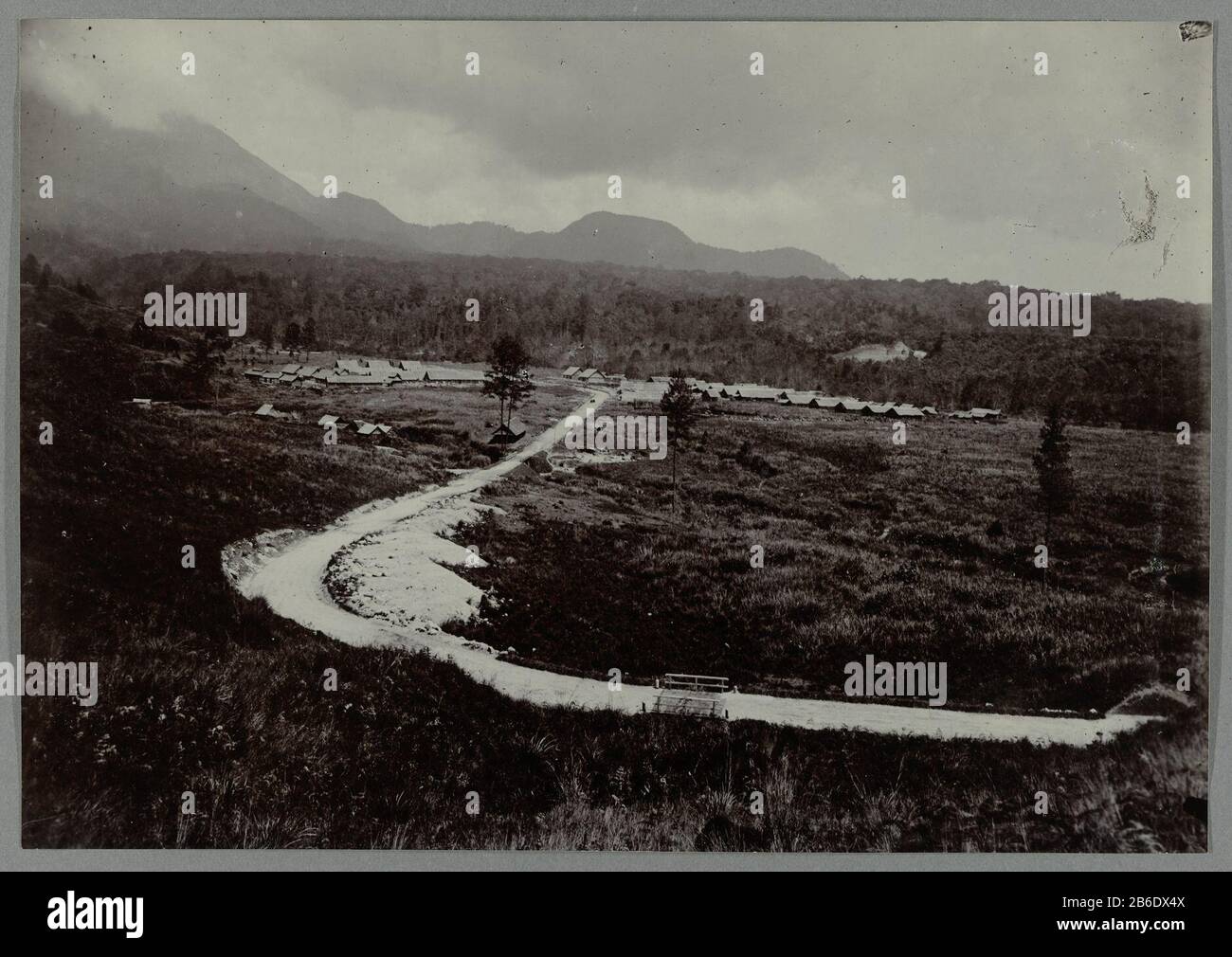 Bivak Lampahan, A-1988-30-B-26-1 Blick auf das Camp Lampahan, ferne Berge. Inge Hielt Foto in einem Album von 107 Bildern über den Bau des Gajowegs im Norden Sumatras zwischen Bireuen und Takinguen zwischen 1903 und 1914 fest. Hersteller : Fotograf: Anonymer Ort Herstellung: Nord-Sumatra Datum: 1903 - 1913 Material: Papiertechnik: Fotografie Abmessungen: Foto: H 138 mm × W 200 mmToelichtingNa Expeditionen zu Gajo und Alaslanden unter der Leitung von Van Daalen (erste Tour 1901), wurde er 1903 mit der Vorbereitung einer ständigen Einrichtung niederländischer Behörden beauftragt. Konstruktion von Stockfoto