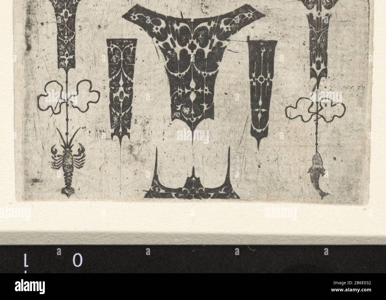 Blatt mit sechs Verzierungen für Goldschmiede (Serientitel) Ganz links hängt ein Hummer, der ganz rechts ein Fisch. Eine von vier Klingen mit kleinen Verzierungen, die mit Arabesken und geometrischen Motiven verziert sind. Die Dekorationen sind weiß auf schwarzem Fond. Hersteller: Druckmaschine: Anonym zur Gestaltung: Monogrammnebel NDBnaar Design: Hans Bull Herausgeber: Anonymer Ort Herstellung: Niederlande (möglich) Datum: 1500 - 1600 Material: Papiertechnik: Ätzmaße: Plattenkante: H 42 mm x b 60 mm Stockfoto