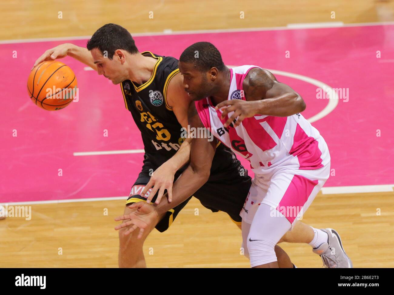 Bonn, Deutschland. März 2020. Telekom Dome, Basketball, FIBA Champions League, Telekom Baskets Bonn vs. AEK Athen FC: Nikos Zisis (Athen), Donald Sloan (Bonn) Credit: Jürgen Schwarz/Alamy Live News Stockfoto