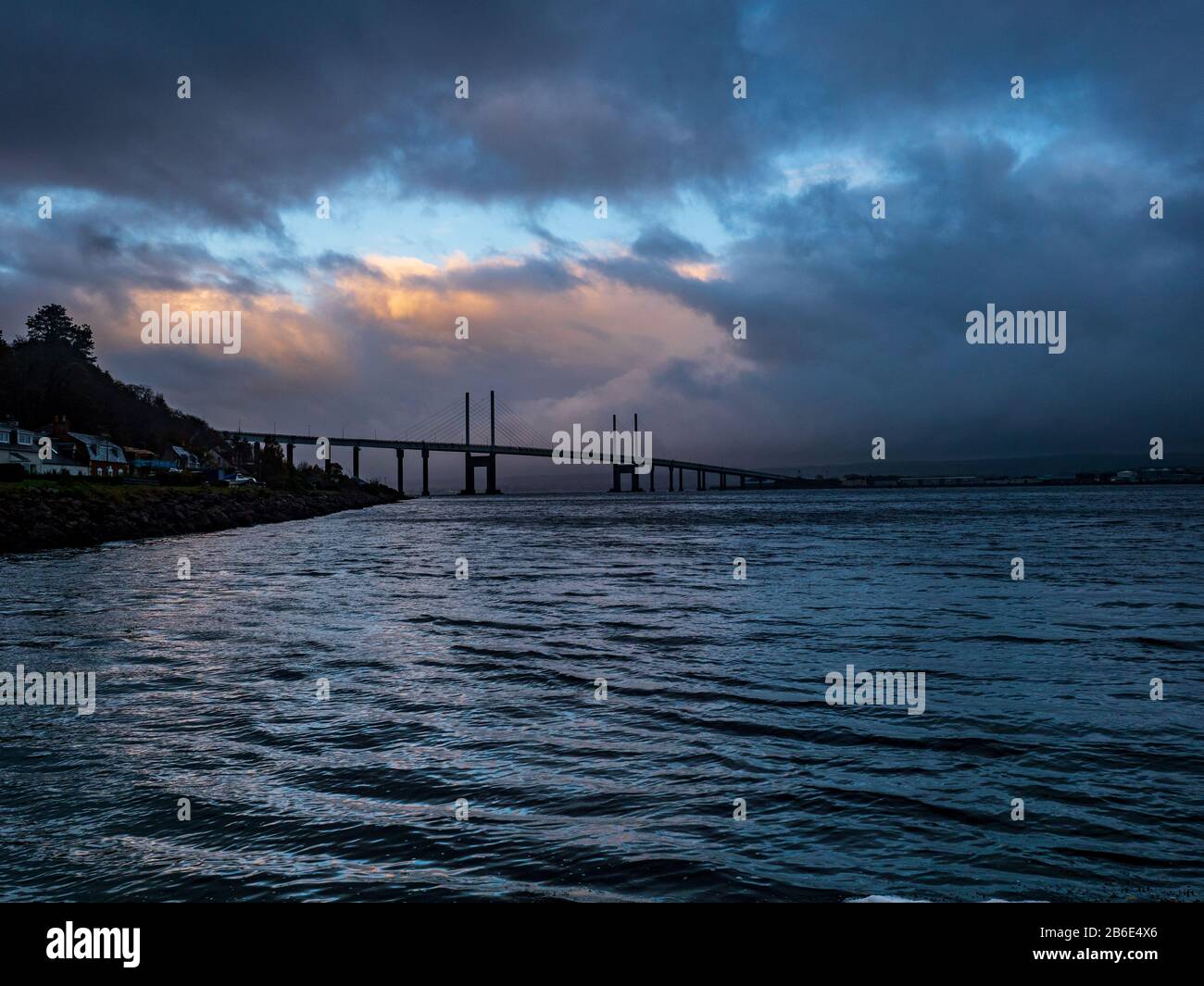 Kessock-Brücke in der Dämmerung, Moray Firth, Schottland, Großbritannien, Europa Stockfoto