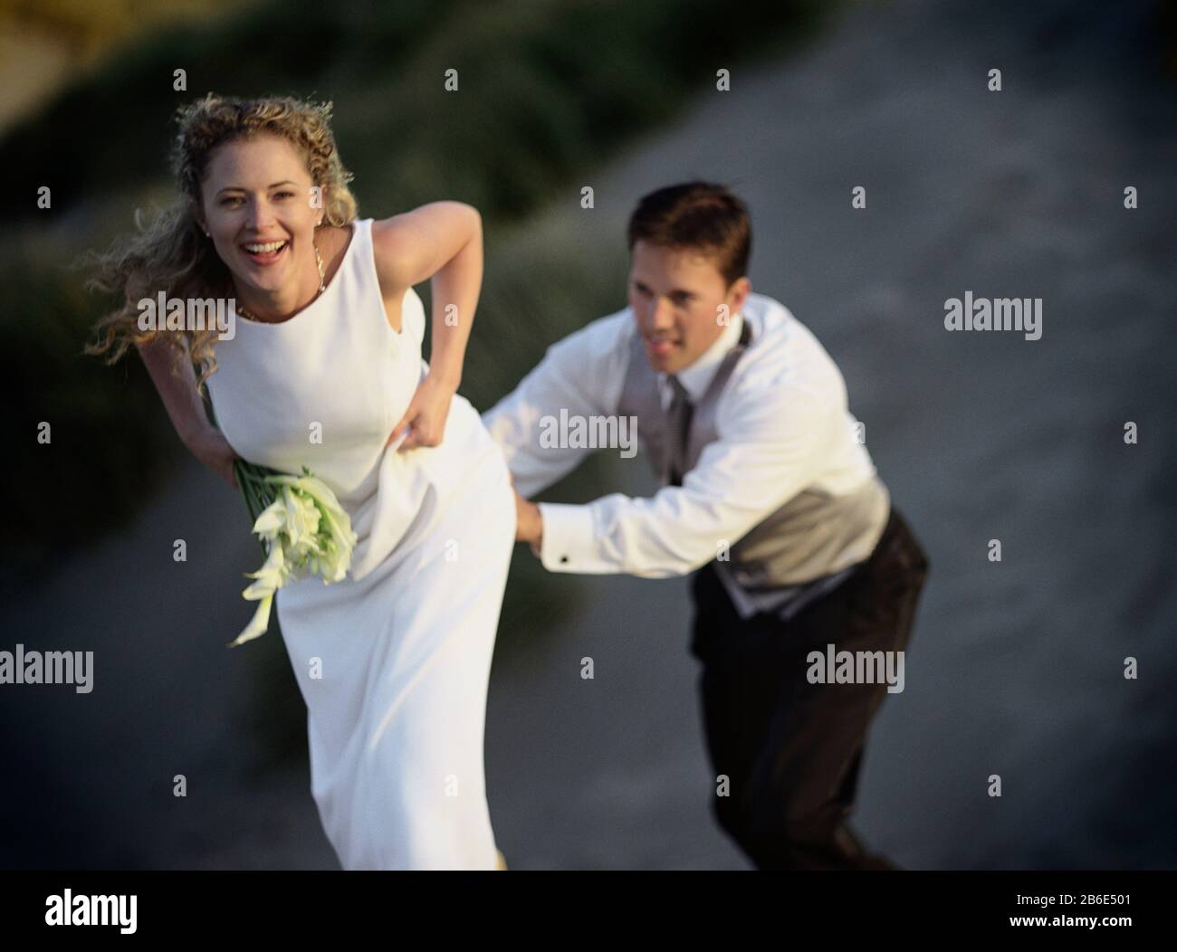 Ein verspieltes Paar, das einige leichte Momente teilt. Stockfoto