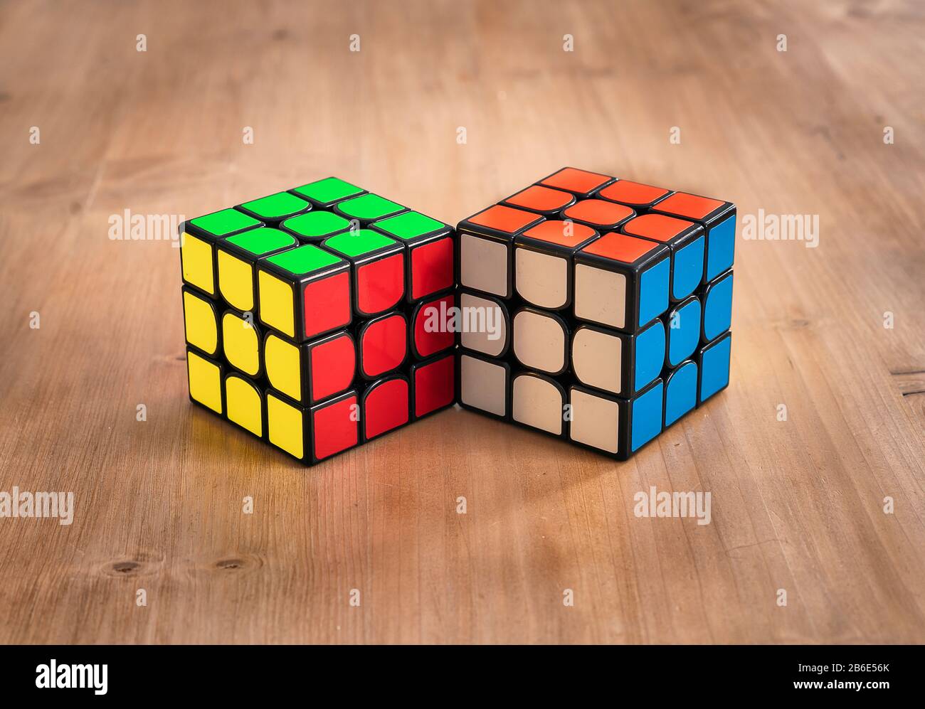 Mehrere Rubik-Würfel intelligente Spielzeuge gelöst, in einem Holztisch Stockfoto