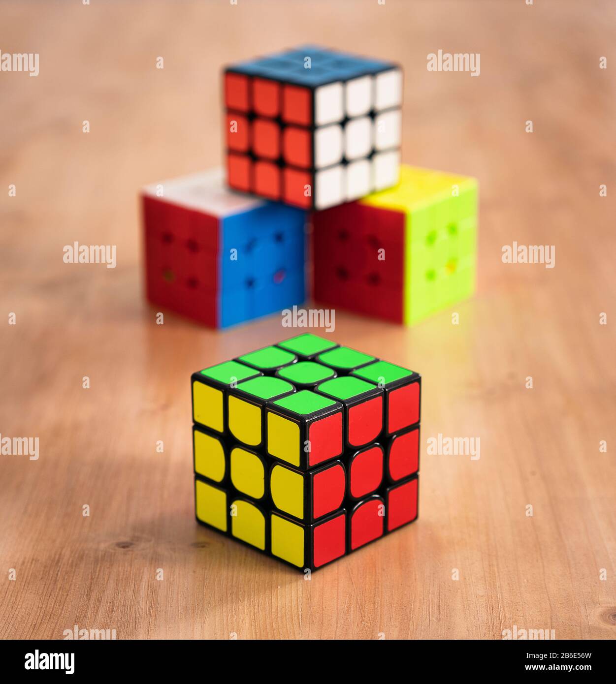 Mehrere Rubik-Würfel intelligente Spielzeuge gelöst, in einem Holztisch Stockfoto