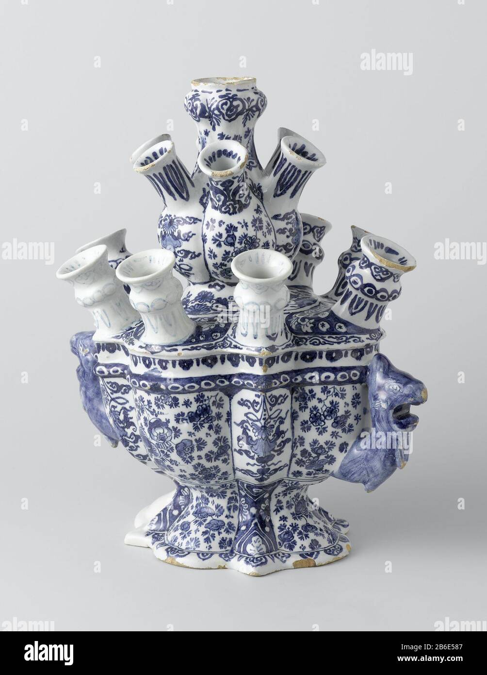 Blumenhalter Blumenhalter mit fünfzehn Auslegeplätzen und zwei griffinköpfen Bloemenhouder van faience met vijftien tuiten en twee griffioenkoppen. Blauw beschilderd in Glazuur. Hersteller : plateelbakkerij: De Metaale Poteigenaar plateelbakkerij: Lambertus van Enhoorn (vermeld op object)Plaats Herstellung: Delft dating: CA. 1690 - ca. 1720 Physikalisches Kenmerken: Geglazuurd aardewerk (Faienz) Material: Faienzmaße: H 30,3 cm. × b 29,5 cm. × d 22,0 cm. Betrifft: Blumen  Ziergriffin (Löwe/Adler); Griffo (Ripa) Stockfoto