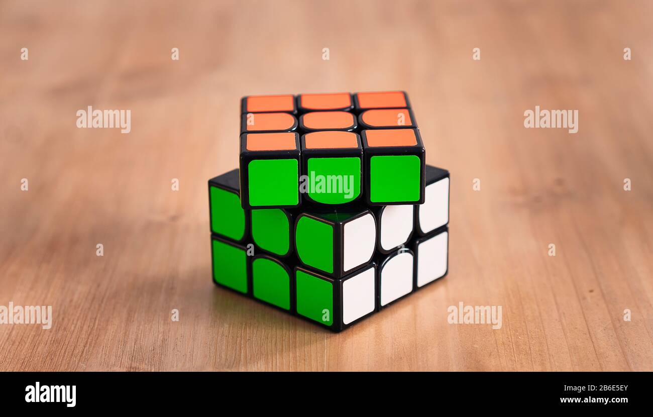 Rubik Cube Puzzle Intelligence Spielzeugspiel gelöst, drei Seiten Stockfoto