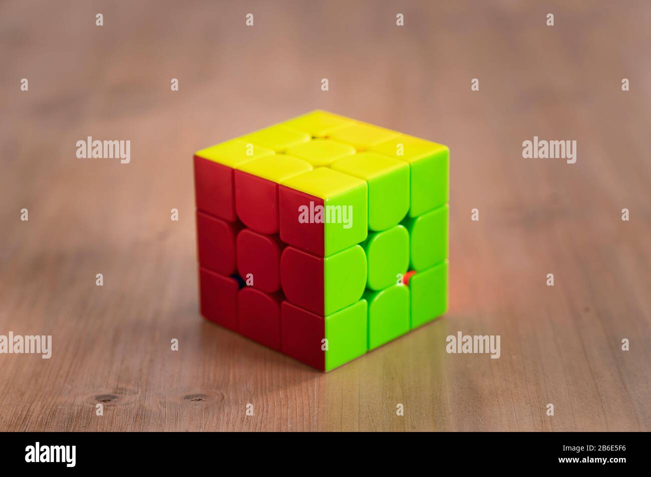 Rubik Cube Puzzle Intelligence Spielzeugspiel gelöst, drei Seiten Stockfoto