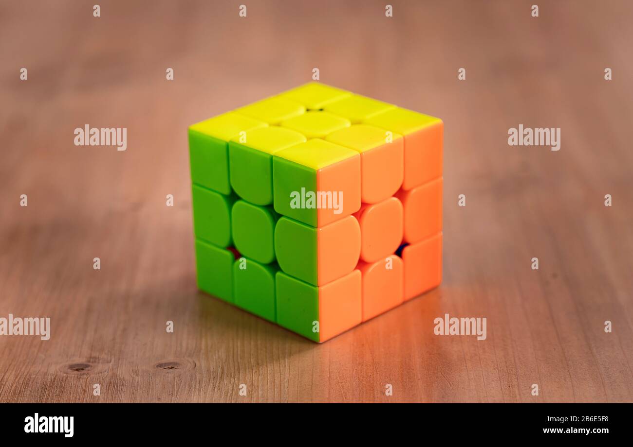 Rubik Cube Puzzle Intelligence Spielzeugspiel gelöst, drei Seiten Stockfoto