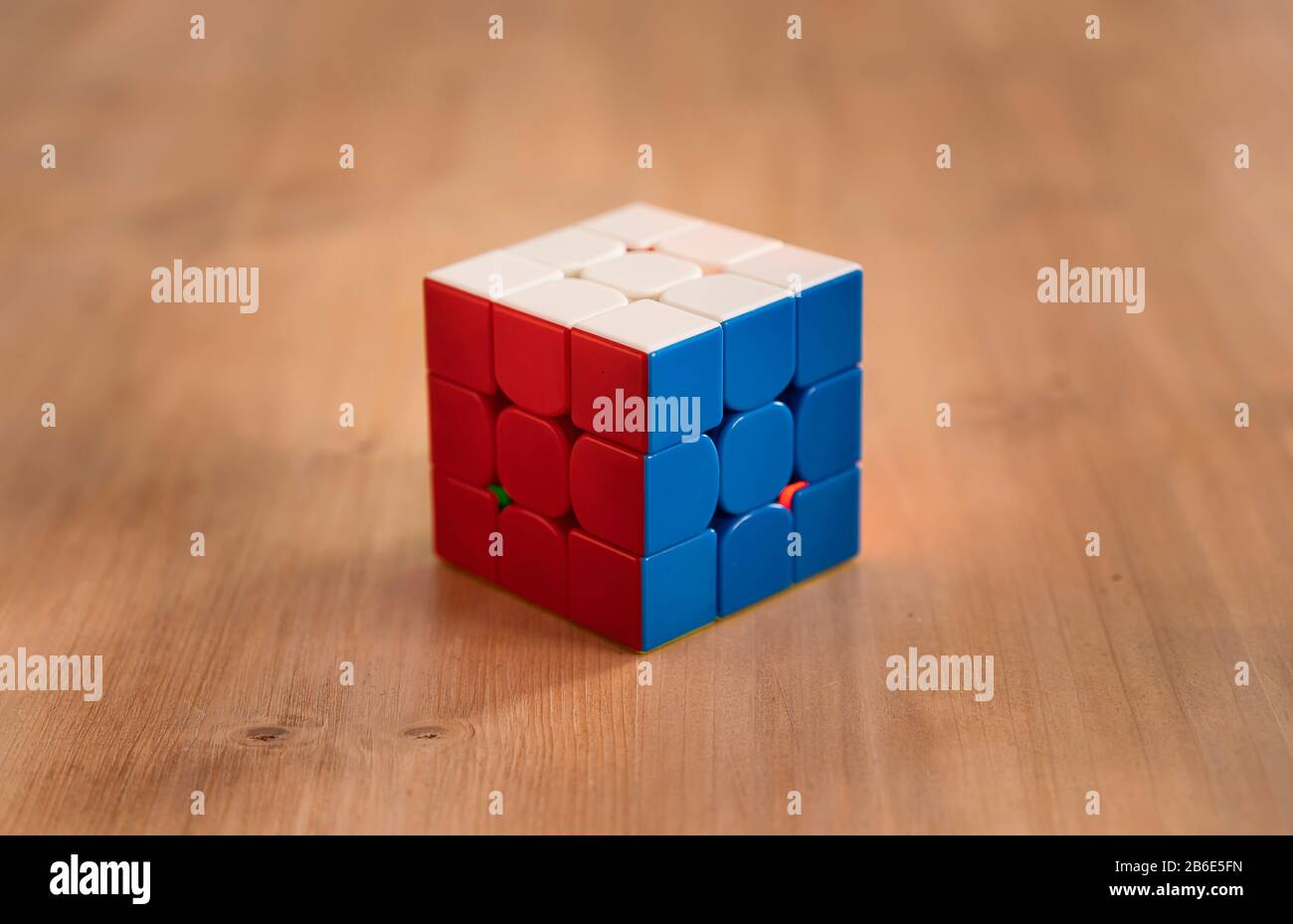 Rubik Cube Puzzle Intelligence Spielzeugspiel gelöst, drei Seiten Stockfoto