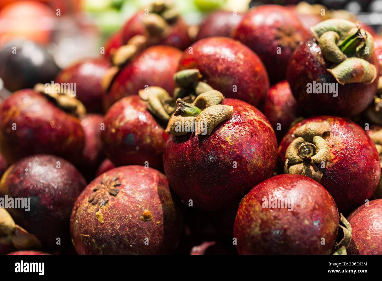 Exotische Früchte aus biologischem Mangosteen am Bauernmarktstall. Stockfoto