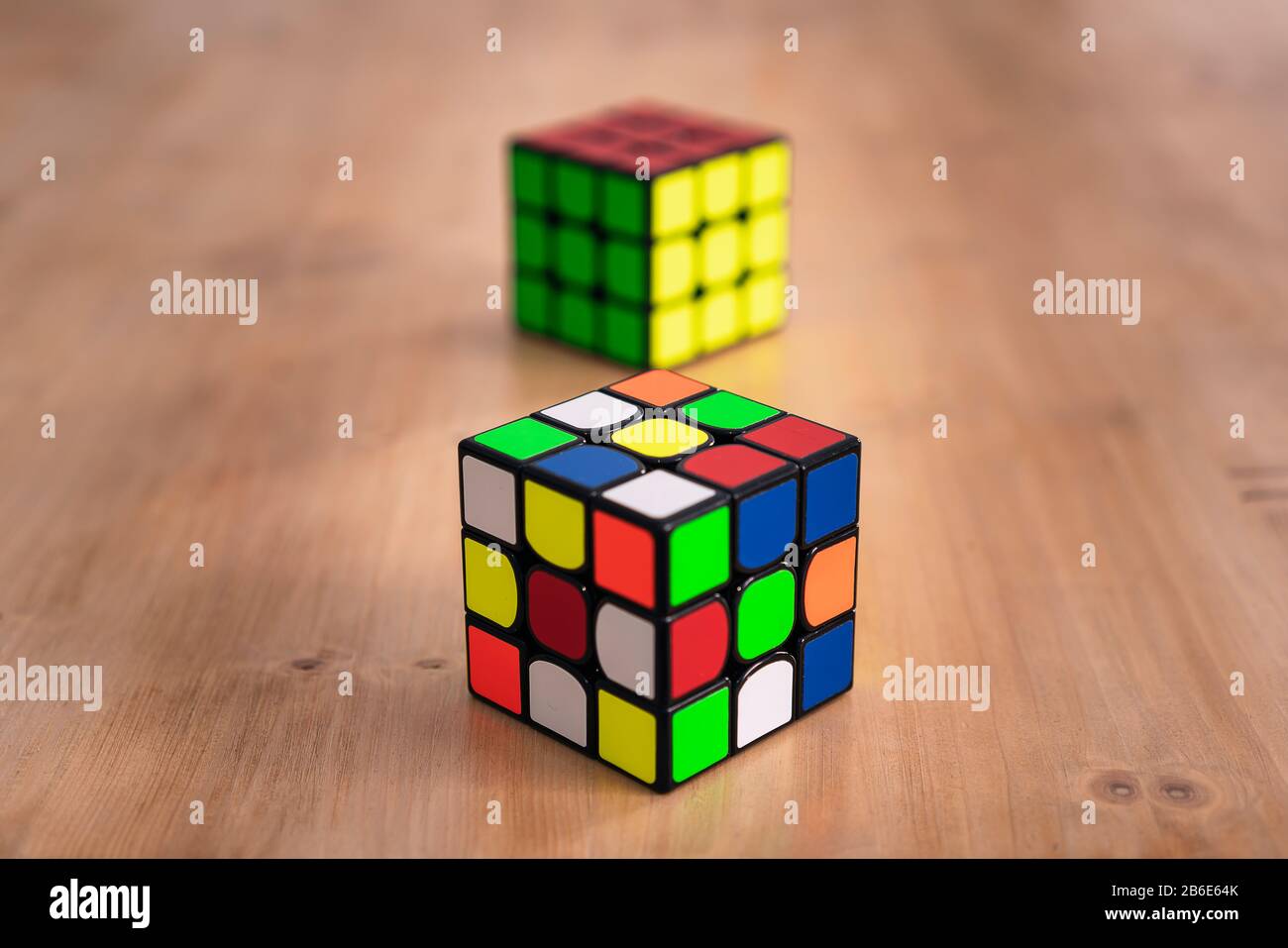 Mehrere Rubik-Würfel Geheimdienstspielzeuge ungelöst, in einem Holztisch Stockfoto