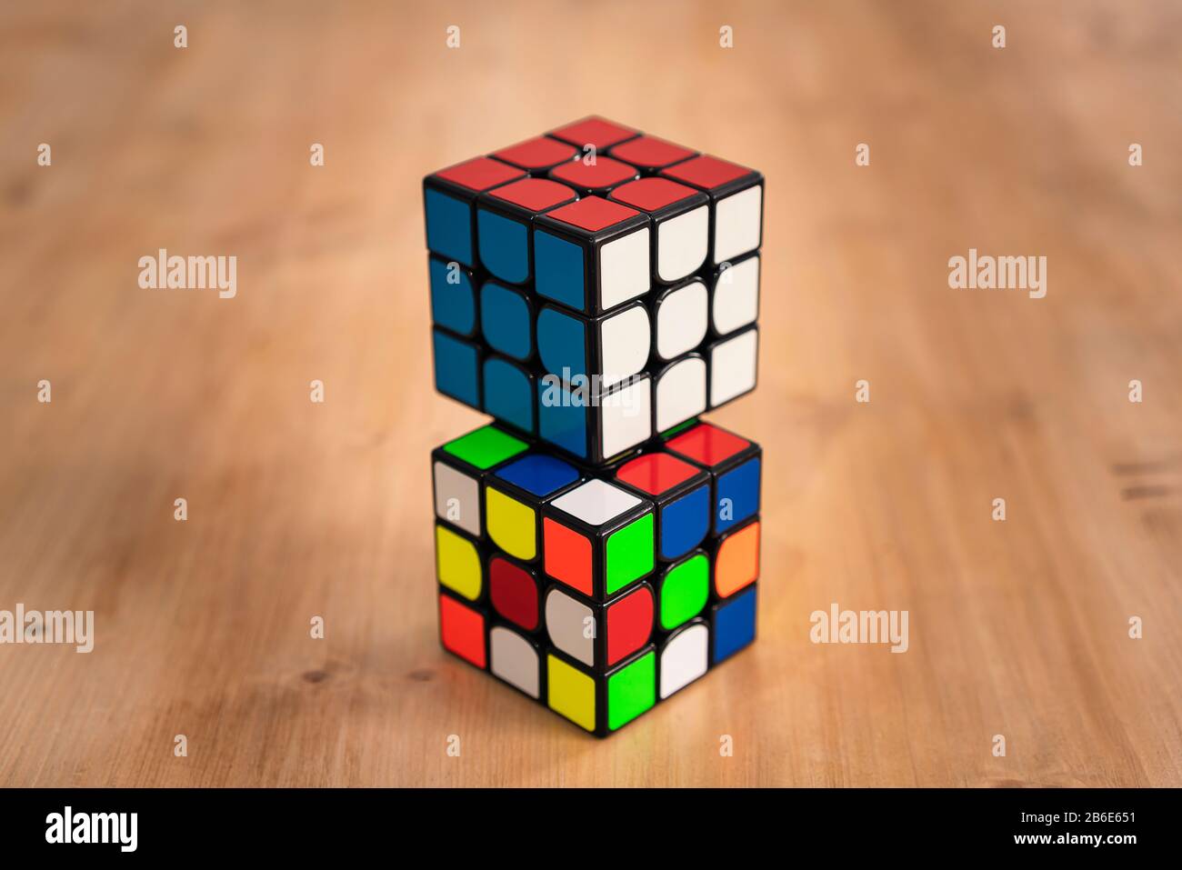 Mehrere Rubik-Würfel Geheimdienstspielzeuge ungelöst, in einem Holztisch Stockfoto