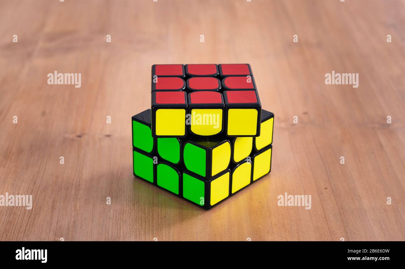 Rubik Cube Puzzle Intelligence Spielzeugspiel gelöst, drei Seiten Stockfoto