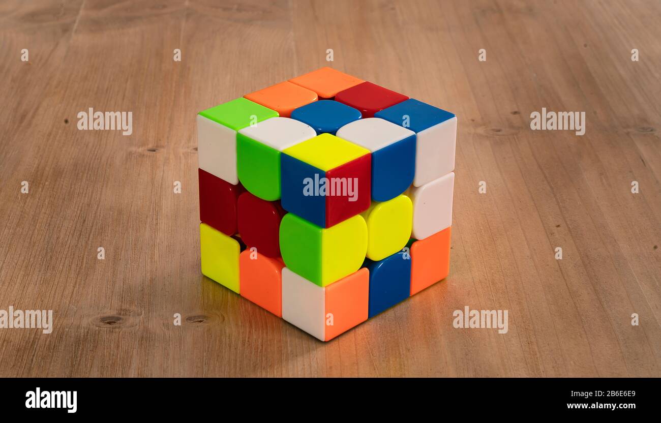 Mehrere Rubik-Würfel Geheimdienstspielzeuge ungelöst, in einem Holztisch Stockfoto