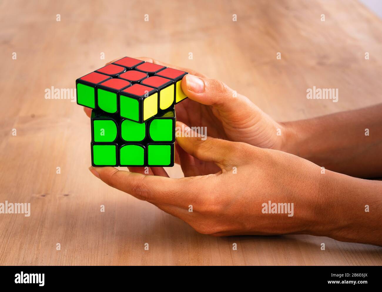 Rubik's Cube Intelligenz Spielzeug Lösung in einer Hand, in einem Holz  Tisch Stockfotografie - Alamy