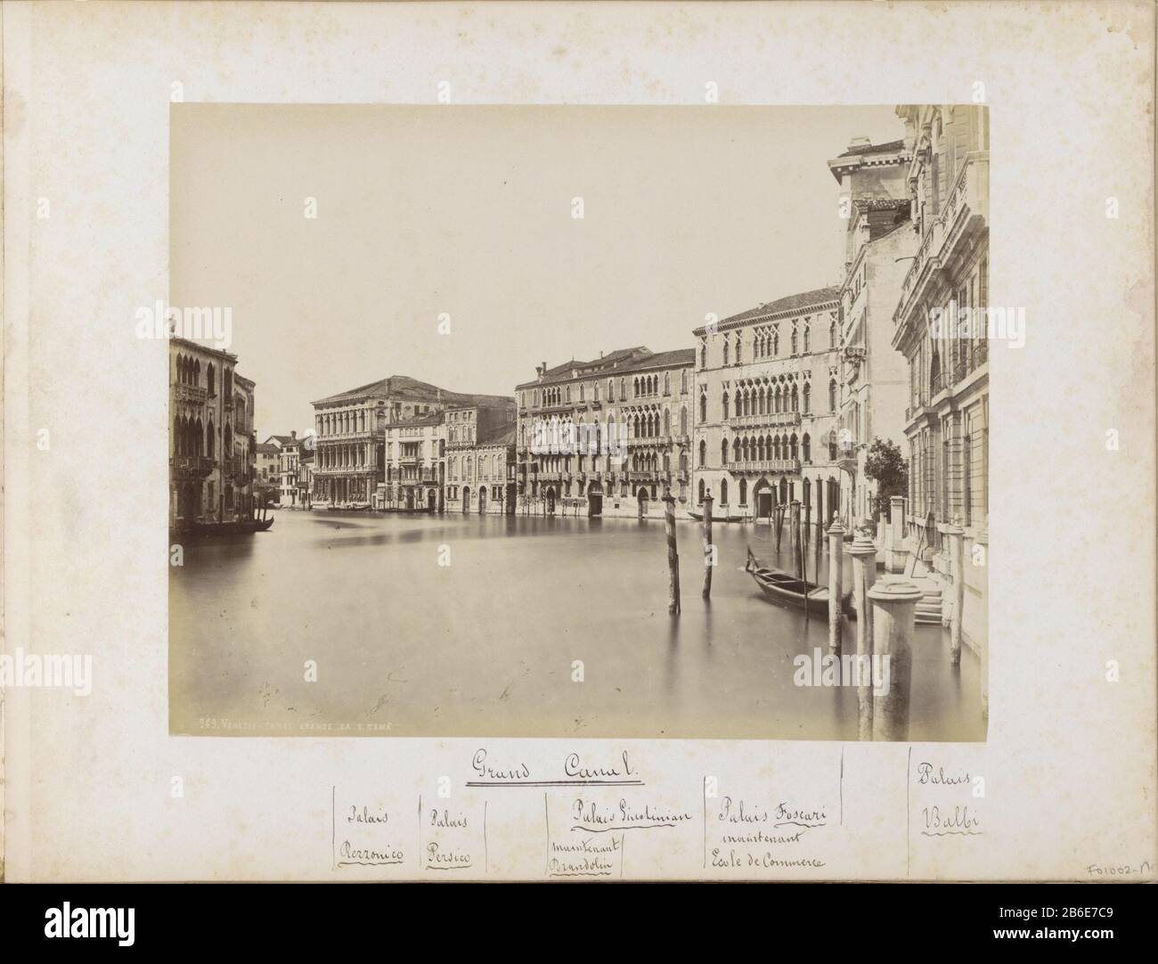 Teil des Topografischen Albums Venice 1881. Hersteller : Fotograf: Carlo Ponti Ort Herstellung: Venedig Datum: 1860 - 1881 Physische Merkmale: Albumdruckmaterial: Papiertechnik: Albumdruck Abmessungen: H 200 mm b × 260 mm Betreff: Gondolacanalpalast Stockfoto