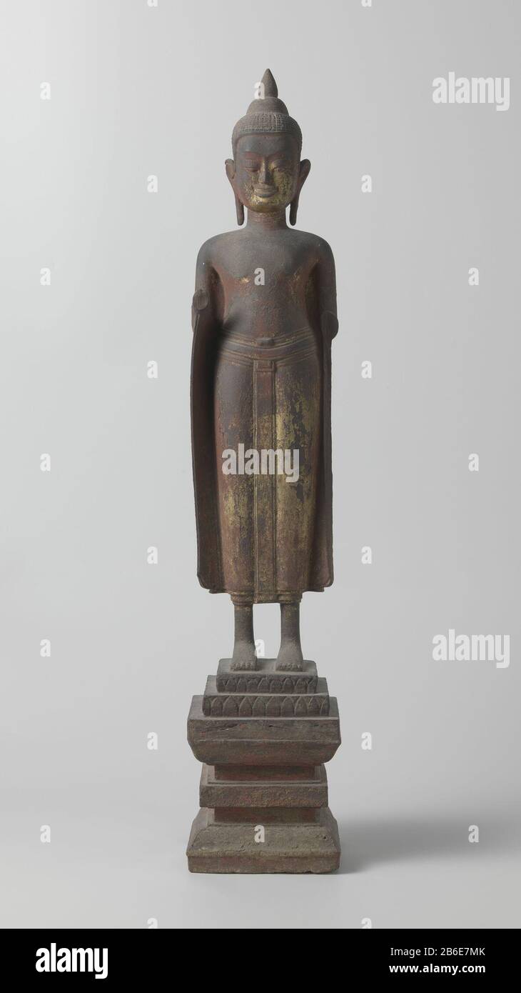 Buddha Podest Boeddha staande op een voetstuk; handen en een gedeelte van de armen ontbreken. Hersteller : AnoniemPlaats Herstellung: Cambodja Dating: 1400 - 1600 Material: Hout verguldsel Techniek: Vergulden Abmessungen: H 82,8 cm × b 15,8 cm × d 15,5 cm × g 5,0 kg Stockfoto