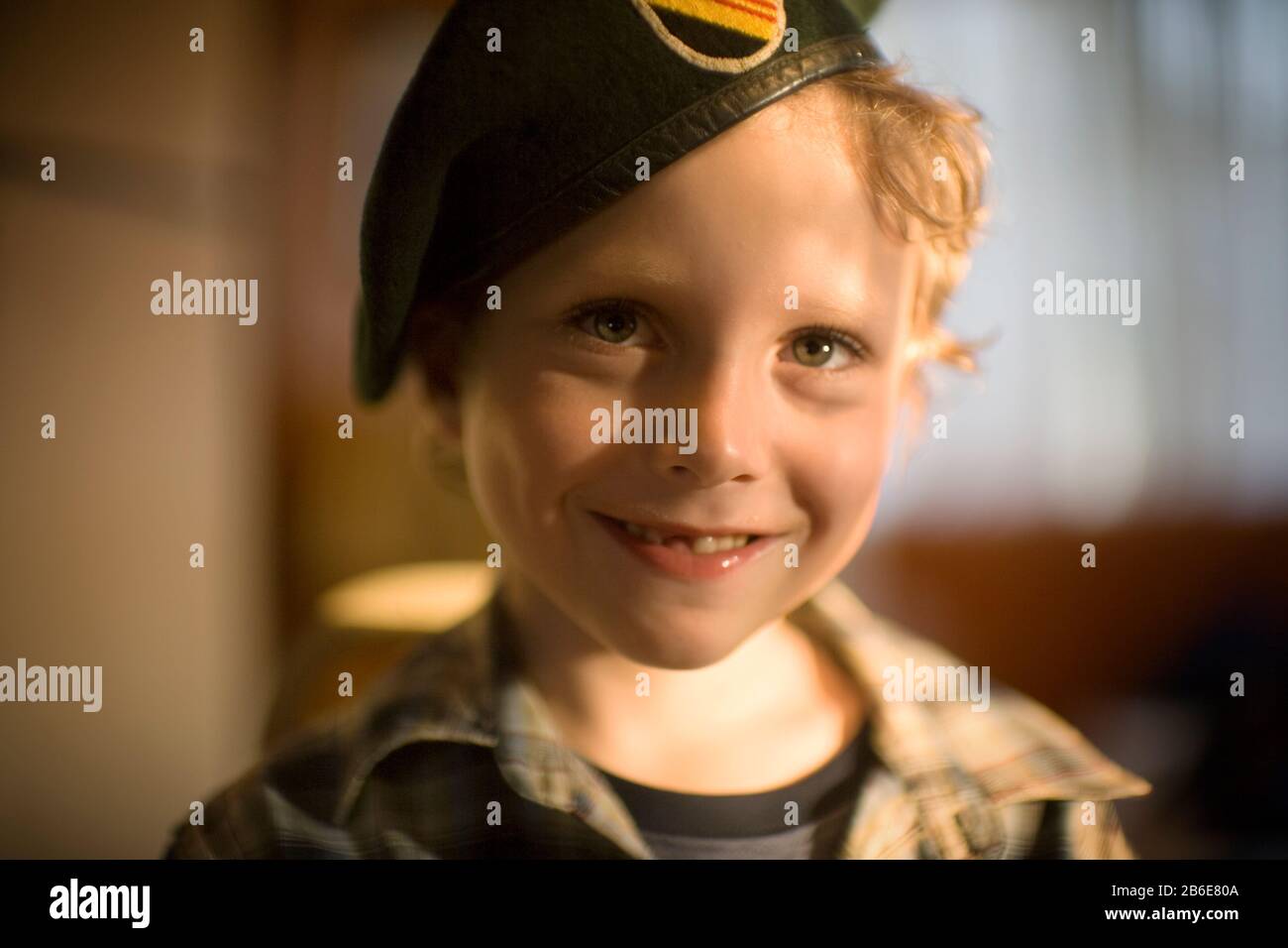 Porträt eines lächelnden Jungen das Tragen einer Baskenmütze. Stockfoto