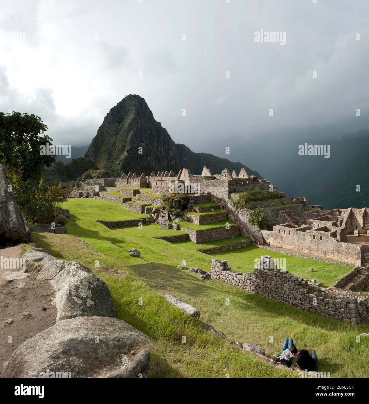 Hochwinkeliger Blick auf eine archäologische Stätte, Machu Picchu, Cusco Region, Peru Stockfoto Hochwinkeliger Blick auf eine archäologische Stätte, Machu Picchu, Cusco Region, Peru Stockfoto