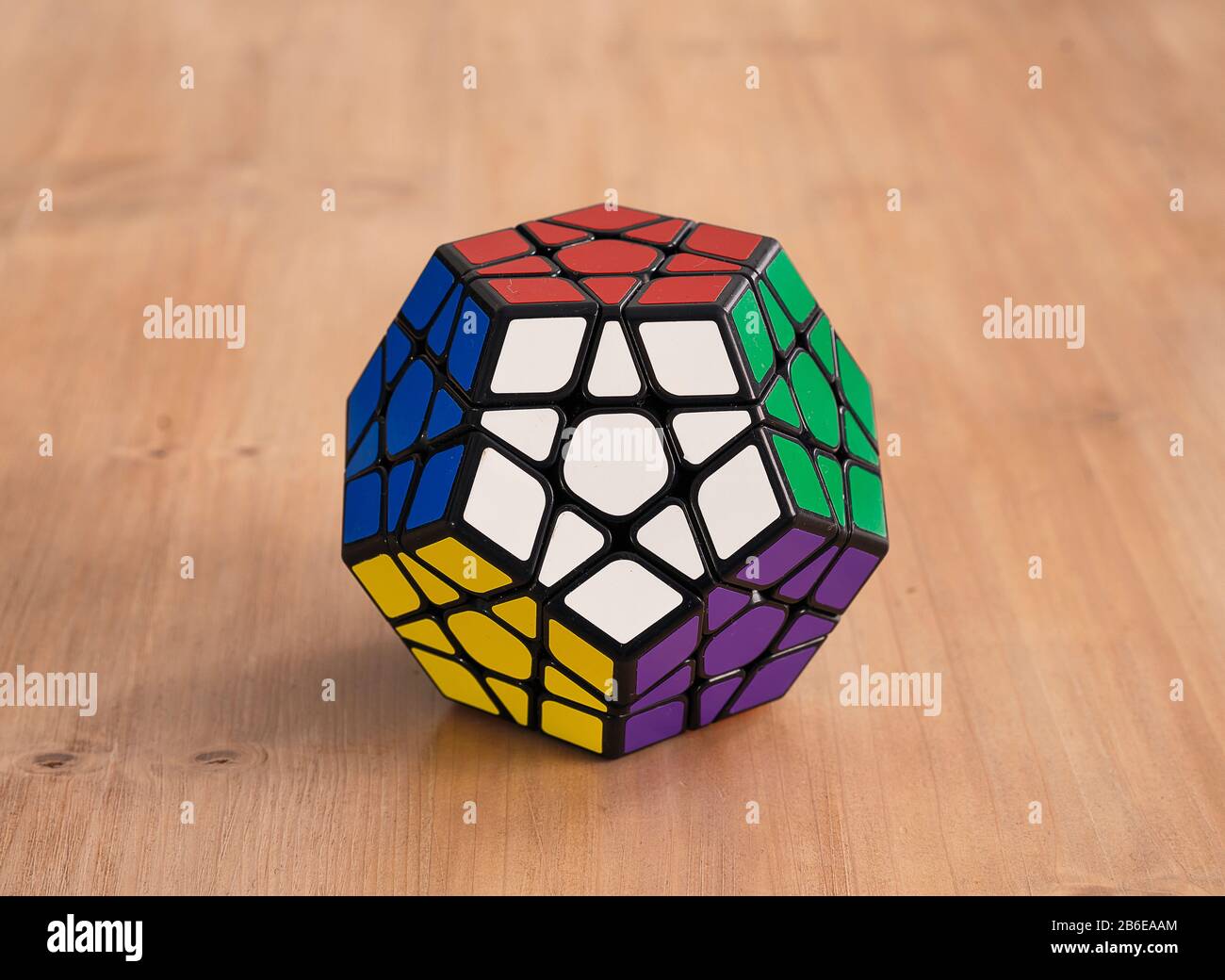 Rubik Zwölfseiten Würfel in einem Holztisch gelöst Stockfoto