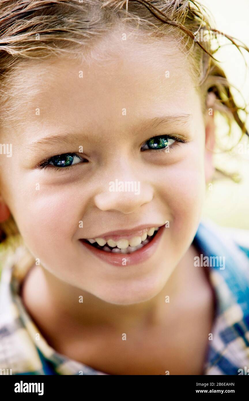 Porträt eines jungen lächelnden Jungen Stockfoto