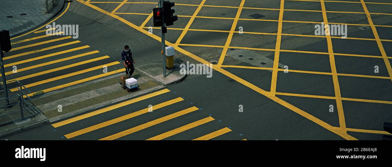 Person, die eine Straße überquert, Central District, Victoria, Hong Kong Island, Hongkong, China Stockfoto