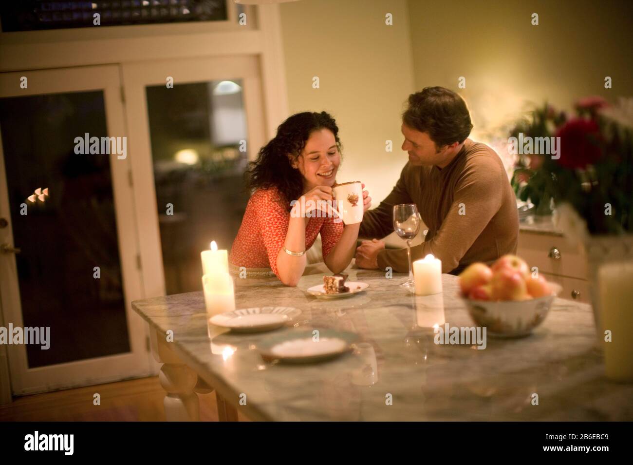 Mitte - erwachsene Paare glücklich sitzt und spricht in ihrer Küche. Stockfoto