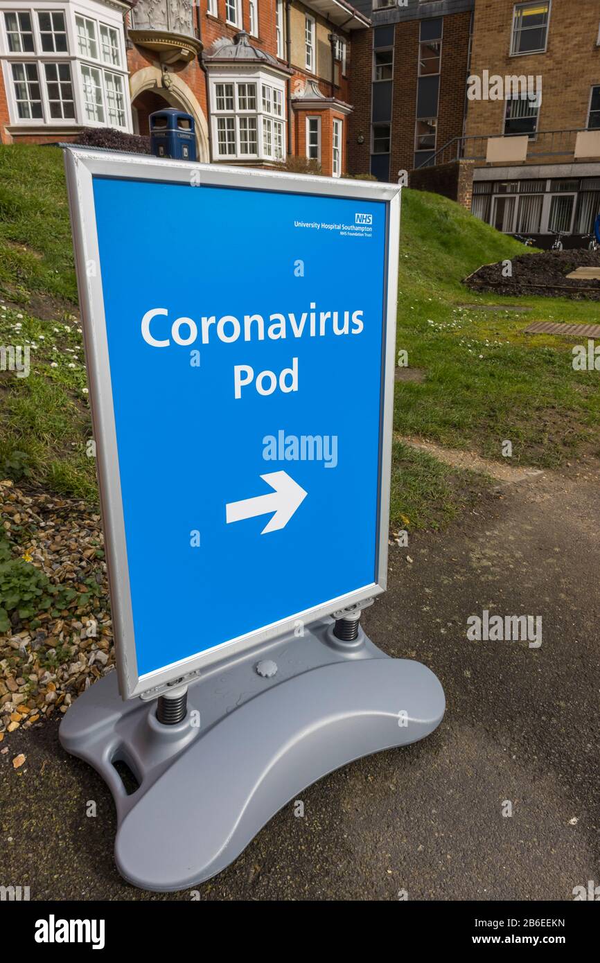 Schild mit Hinweis auf einen Coronavirus Pod im Southampton General Hospital, einem Lehrkrankenhaus des University Hospital Southampton NHS Foundation Trust Stockfoto