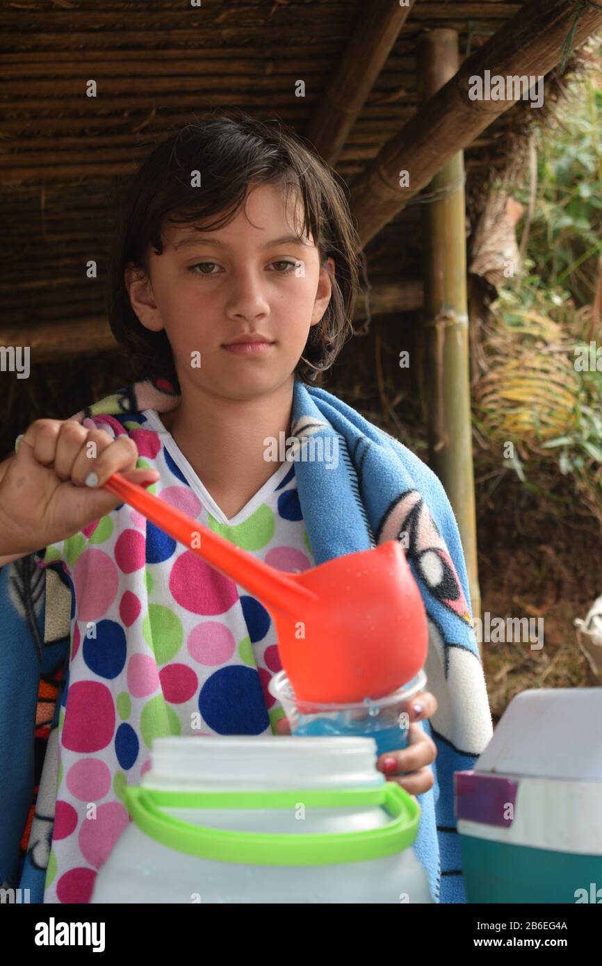 Schöner junger Mädchen-Verkäufer Stockfoto