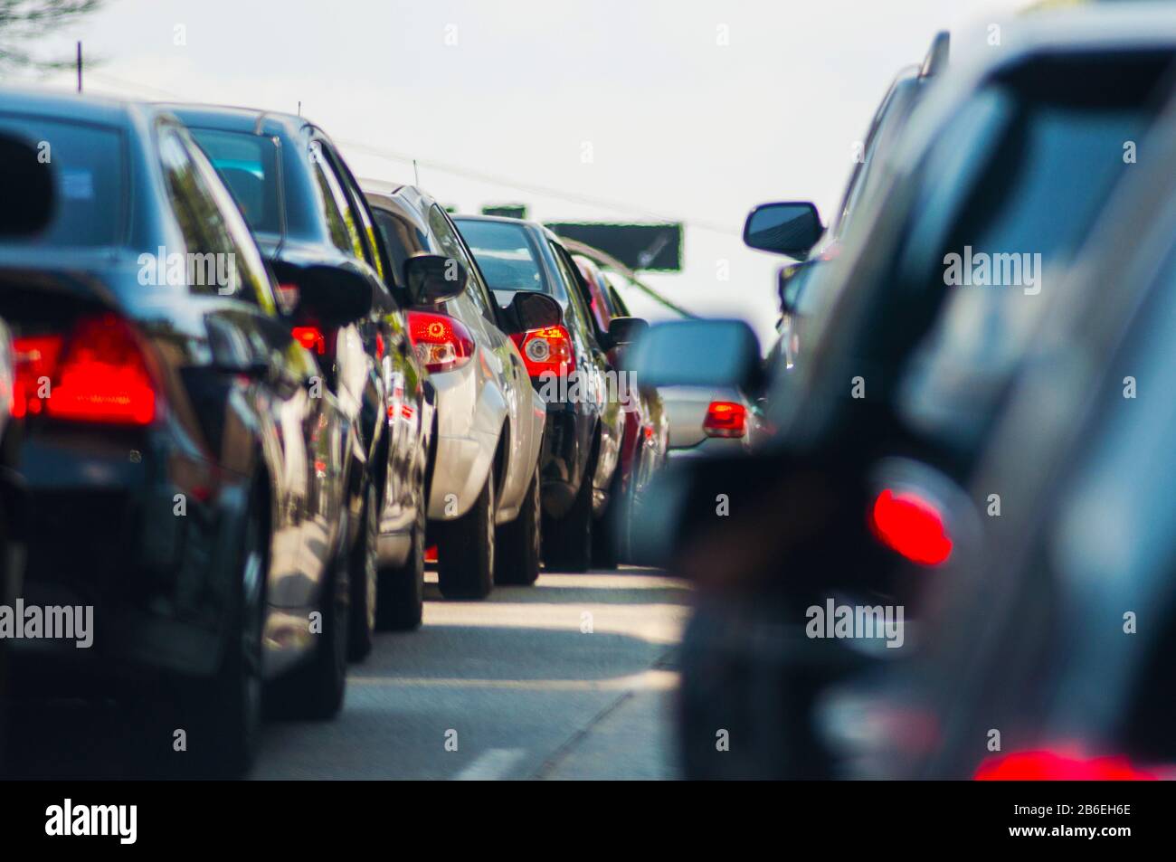 Stoßstange an Stoßstange Stau mit Personenkraftwagen Stockfoto