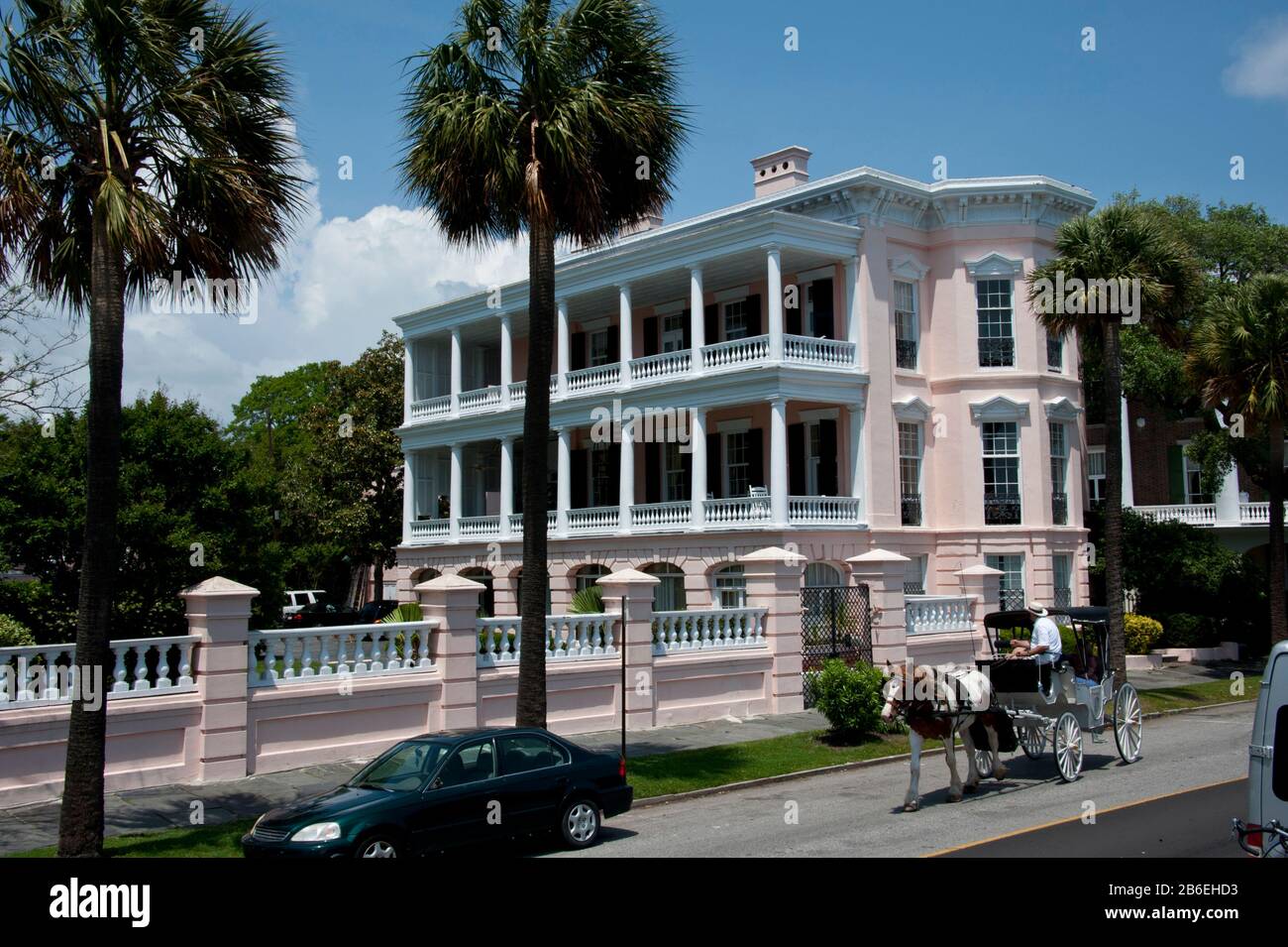 Kutsche mit Touristen vor einem Haus, East Battery Street, Charleston, South Carolina, USA Stockfoto