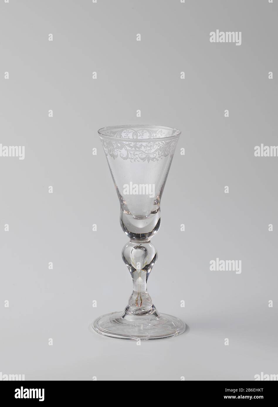 Goblet mit Zierrand Gewelfde voet met omgeslagen rand. Massieve balusterstam traf een kleine en een Grote luchtbel. Klokvormige kelk traf sich afgeronde, massive bodem. Langs de kelkrand een fijne ornamententrand. De voet is op twee plaatsen gelijmd. Hersteller : Glasblazer: Anoniemglasgraveur: AnoniemPlaats Herstellung: Glasblazer: Duitslandglasgraveur: Noordelijke Nederlanden dating: CA. 1725 - ca. 1.750 Physikalische Kenner: Helder, Kleurloos Glas traf Radgr. Material: Glas Techniek: Radgr. / Glasbläschen Abmessungen: H 16.50 cm. × d 6,7 cm. Stockfoto