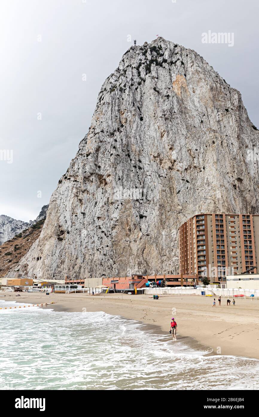 Menschen am Strand mit Rock of Gibraltar Stockfoto