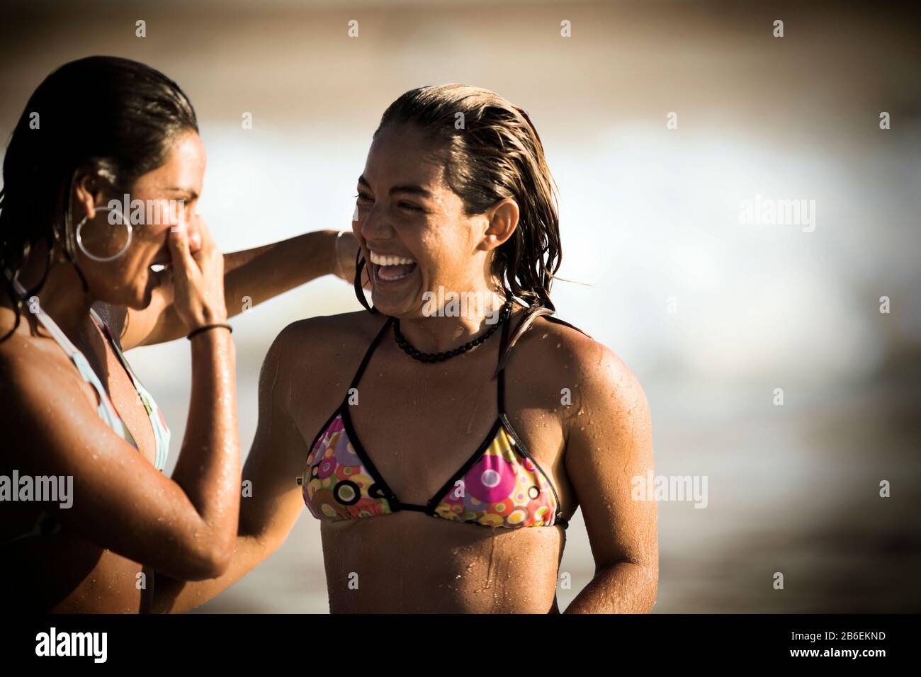 Blick auf zwei fröhliche Frauen, die Spaß haben. Stockfoto