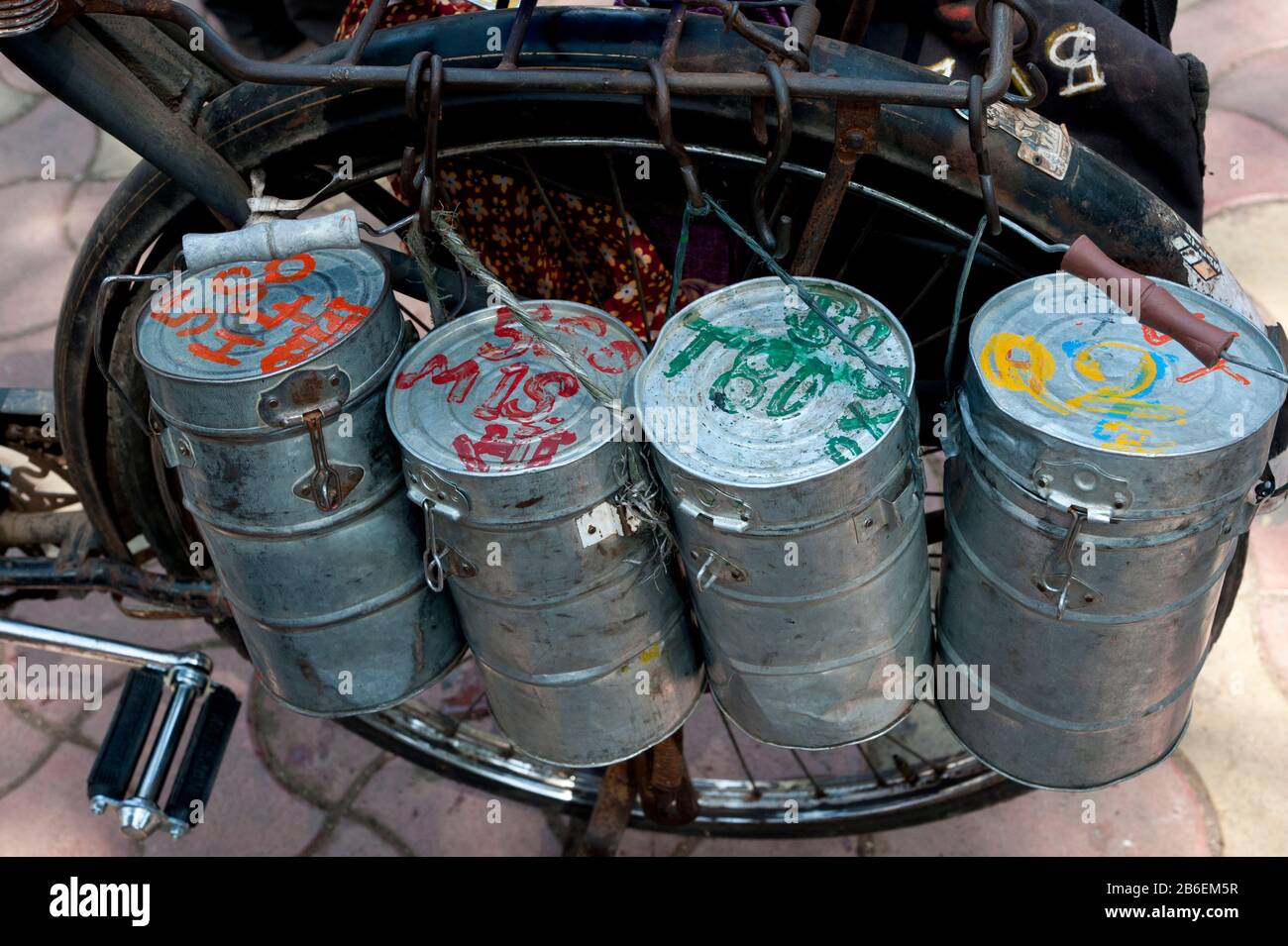 Tiffin Container, die an Büroangestellte in Mumbai, Maharashtra, Indien, verteilt werden können Stockfoto