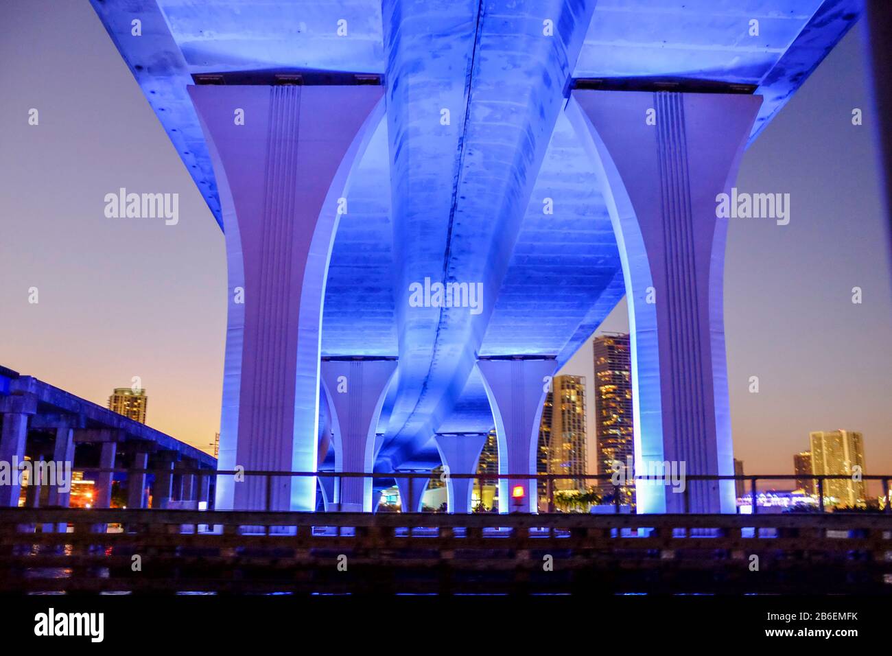 Der Port Blvd Causeway in Miami, Florida, zündete nachts an Stockfoto