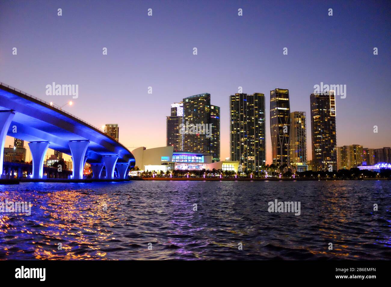 Port Blvd Causeway neben der AmericanAirlines Arena und Downtown Miami in der Nacht Stockfoto