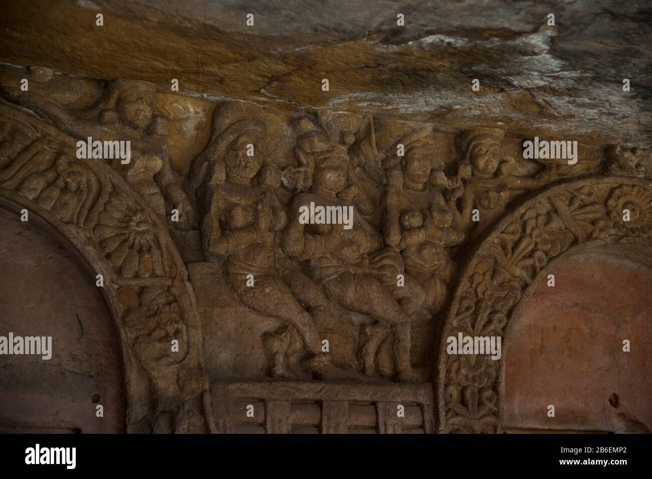 Details zum König Kharavela und seiner Königin in den Udayagiri-Höhlen, Bhubaneswar, Orissa, Indien, zu schnitzen Stockfoto