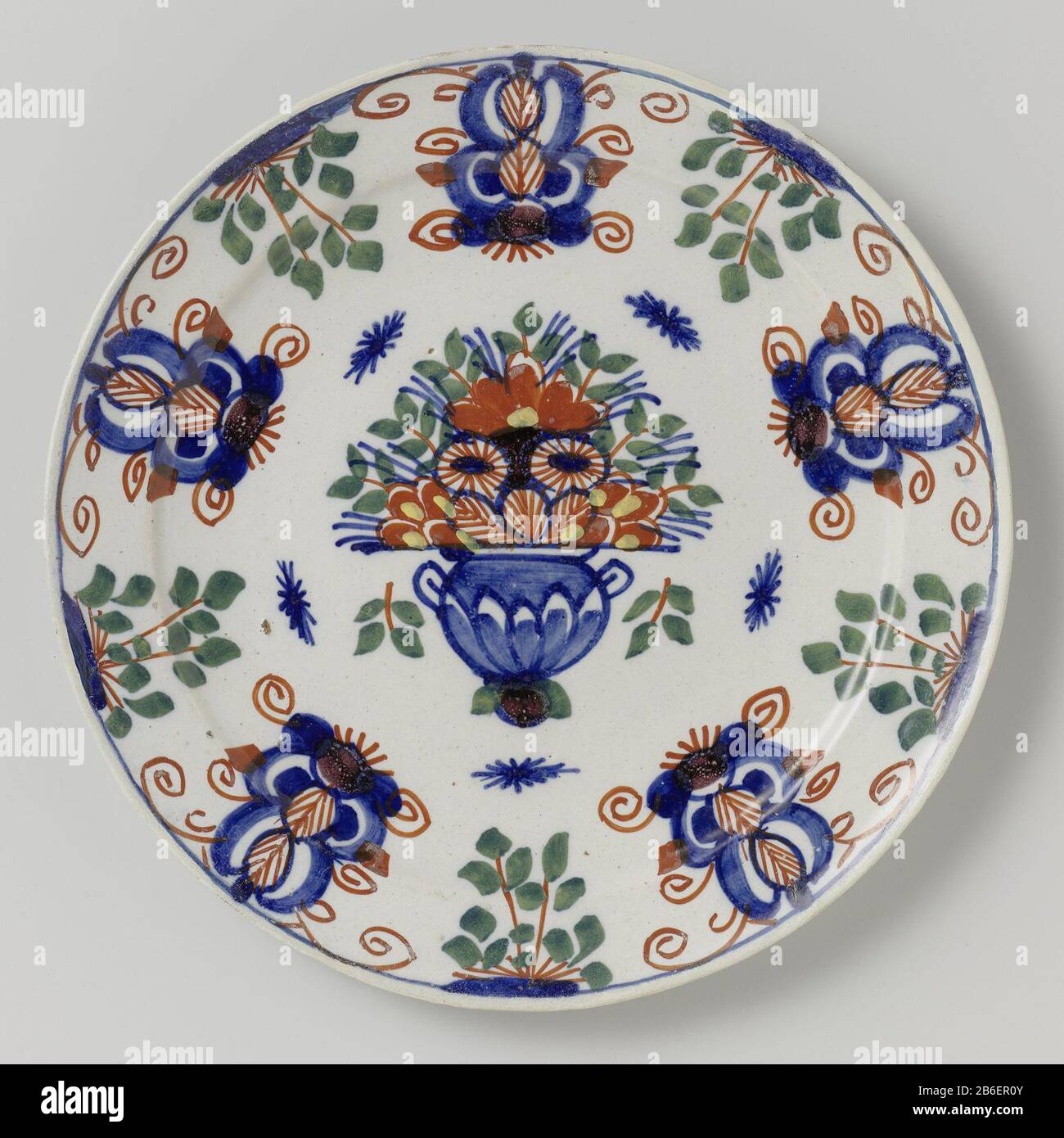 Platte mit Blumenkorb Rond bord van veelkleurig beschilderde faience, met op het plat een veelkleurige versiering van een bläemenmand. OP de Rand zijn vijf gestielerde bloemen in de kleuren blauw, rood en mangaan geschilderd, die worden afgewisseld door vijf gestielerde planten in de kleuren groen en rood. Hersteller : plateelbakkerij: AnoniemPlaats Herstellung: Delft dating: CA. 1770 - ca. Material: Aardewerk tinglazuur faience Techniek: Schildertechniek / Polychromie Abmessungen: D 22,7 cm. × h 1,8 cm. Stockfoto