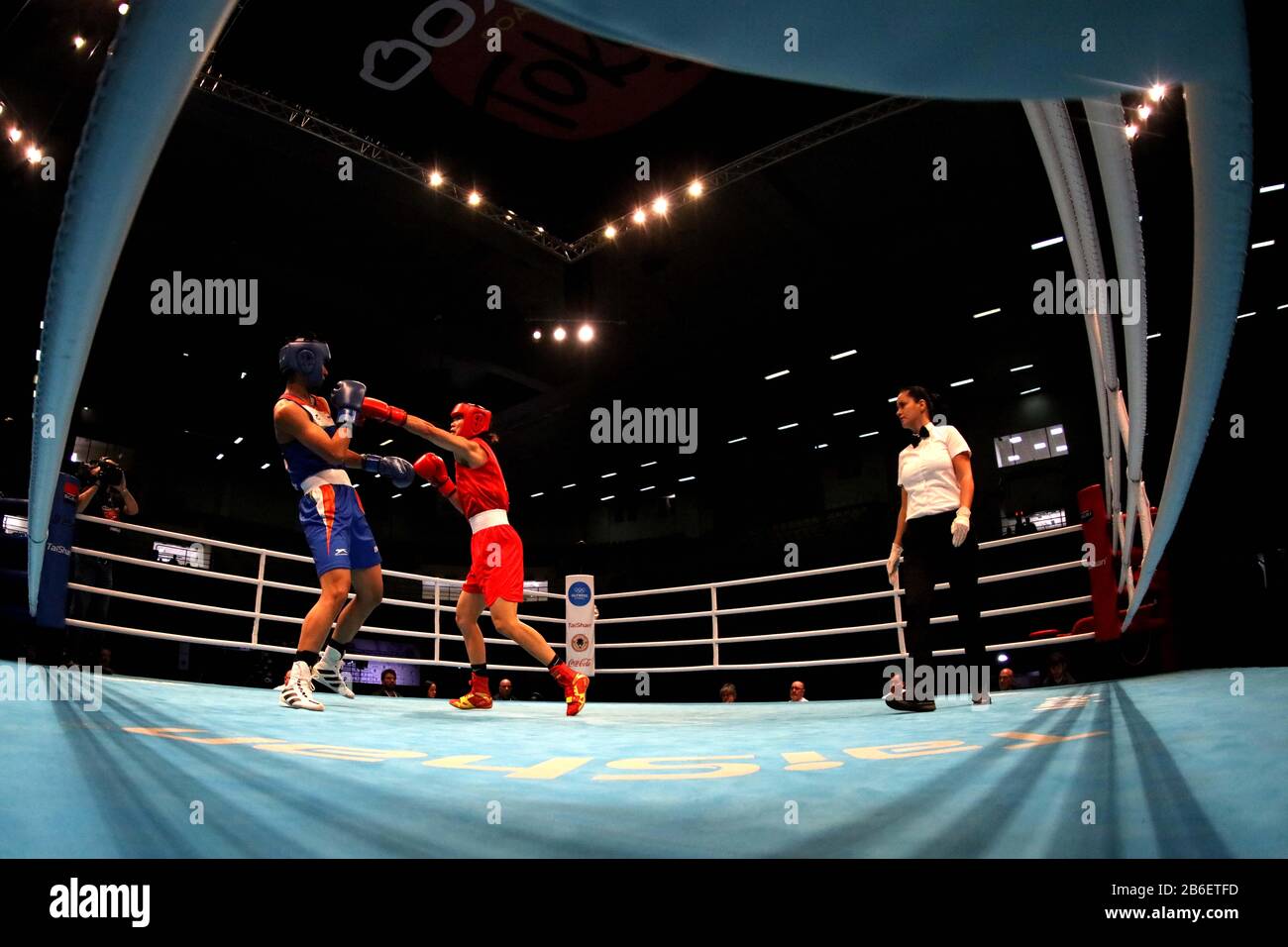 Amman, Jordanien. März 2020. GU Hong (C) aus China konkurriert mit Borgohain Lovlina (L) aus Indien während ihres Weltergewichts-Halbfinales Der Frauen (64-69 kg) beim Asian/Oceanian Boxing Qualification Tournament für die Olympischen Spiele 2020 in Tokio in Amman, Jordanien, 10. März 2020. Kredit: Mohammad Abu Ghosh/Xinhua/Alamy Live News Stockfoto