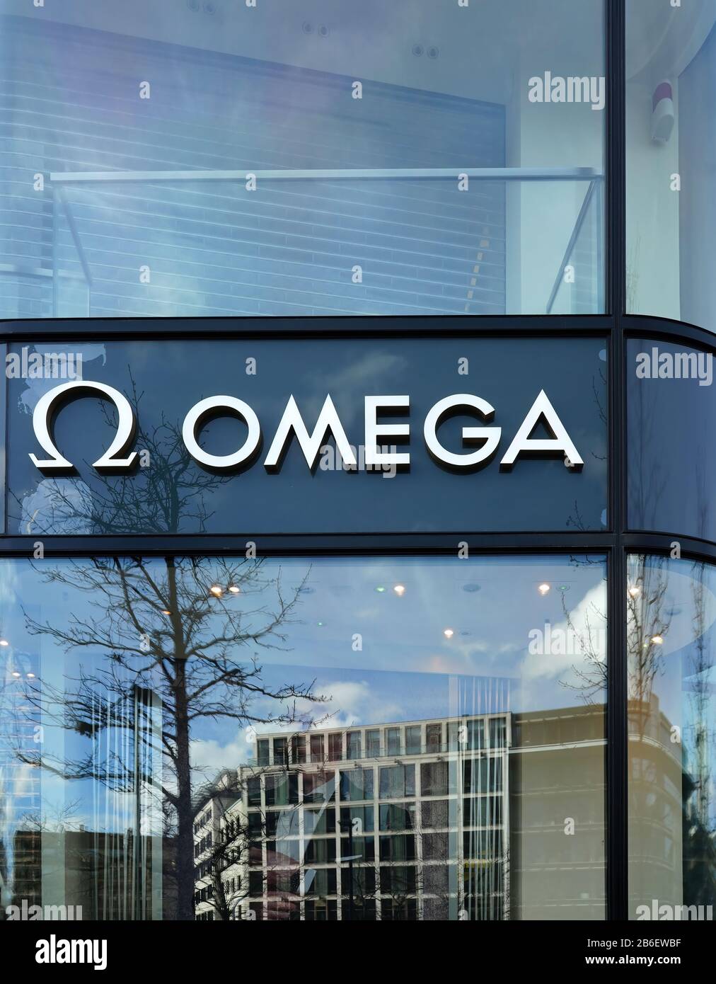Frankfurt, 01.03.2020: Blick auf ein Omega-Logo an der Fassade eines Frankfurter Ladens. Omega SA ist ein Schweizer Luxuswatchmaker mit Sitz in Biel/Bienne Stockfoto