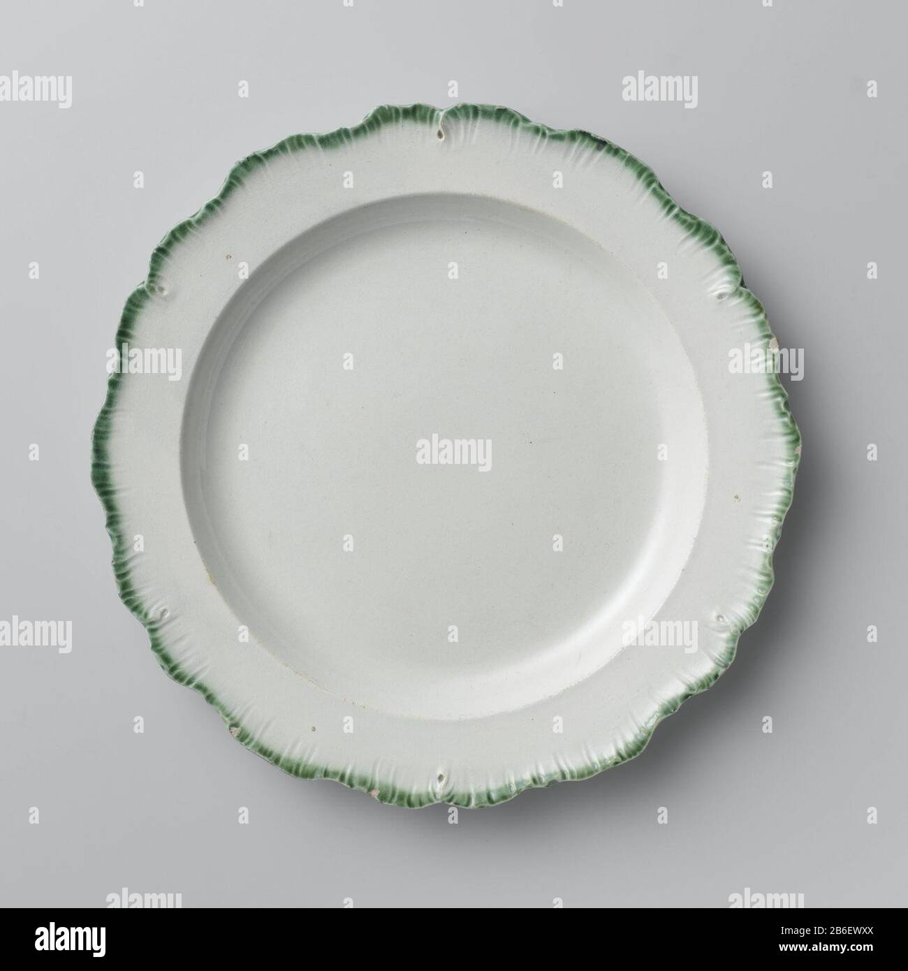 Tafel mit gebackenen Töpferwaren, creamware Rond bord van Hardgebakken aardewerk. De Rand ist beschulpt en beschilderd met een groene uitstralende Rand. Het bord is gemerkt: TH*. Hersteller : AnoniemPlaats Herstellung: Engeland dating: CA. 880 - ca. 1810 Material: Aardewerk Abmessungen: D 24,9 cm. × h 2,5 cm. Stockfoto