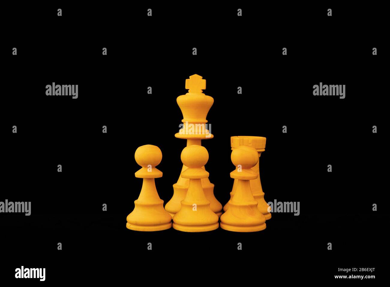 Guseln. Ein besonderer Schachzug zum Schutz des Königs hinter Pfennig und mit Rook. Standard-Schachfiguren aus Holz auf schwarzem Grund Stockfoto