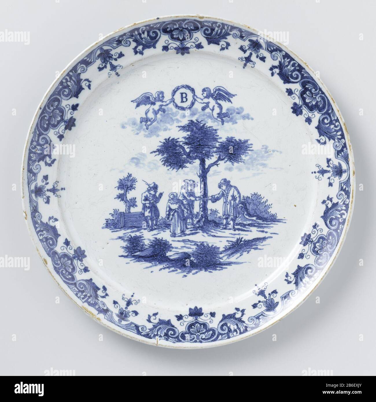 Bor Bord van faience. Blauw beschilderd traf drie Kinderen spelend bij een Boom. Een vervalling uit circa 1850-1880. Hersteller : plateelbakkerij: AnoniemPlaats Herstellung: Delft dating: 1700 - 1725 de/von 1850 - 1880 Material: Faience Abmessungen: D 22,5 cm. Stockfoto