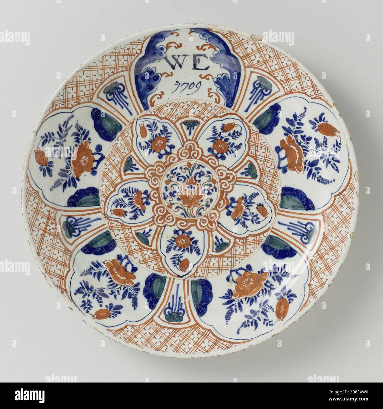 Platte, bemalt mit einer Sammlung chinesischer Motive, Initialen WIR und das Jahr 1709 Bord van Faience, veelkleurig beschilderd met een compilatie van Chinese motieven, de initialen WE en het jaartal 1709. Hersteller : plateelbakkerij: De Metaale Poteigenaar plateelbakkerij: Lambertus van Eenhoorn (vermeld op object)plateelbakkerij: De Dubbbbele Schenkkaneigenaar plateelbakkerij: Louis Victors (vermeld object)Plaats herstellen: Delft dating: 1709 Material: Faience op 7 cm Abmessungen: 22,22cm. × h 2 cm. Betrifft: Zierde aus Pflanzenformen Stockfoto