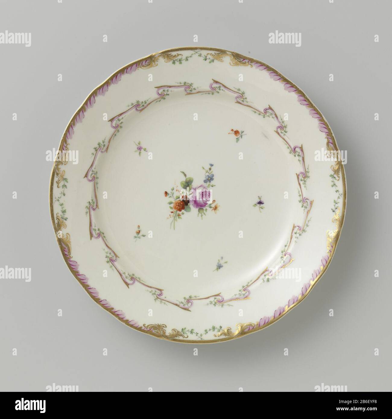 Platte, flaches Modell, gehört zu einem Service mit Bandmuster mit Zweigen mit Blättern, Blumensträußen und verstreuten Blumensprays Bord, Pflastermodell, behorend bij een servies van porselein met geslingerd lintmotief in Paaren en laut met groene Bladertakken, blühen en gestrooide Bläemtakken. Randen lichtgegolfd traf die Dekoratie in Gud auf Paars Bladmotief Stockfoto